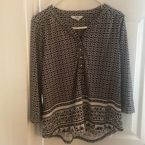 Croft & Barrow Blouse/ tunic, 3/4 sleeve black & white pattern, & modest V neck